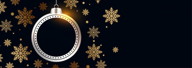 Belle boule de Noël avec bannière noire de flocons de neige dorés