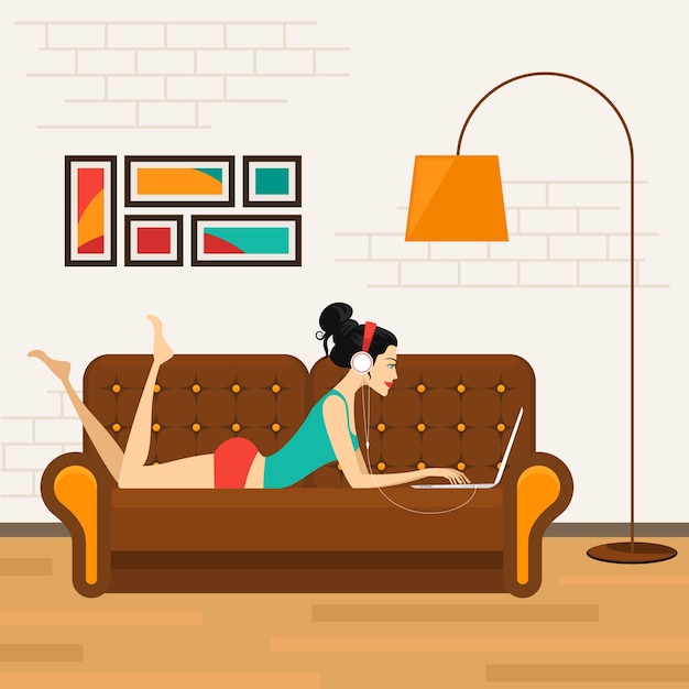 Vecteur gratuit belle fille allongée sur un canapé avec un ordinateur portable et écouter de la musique sur des écouteurs.