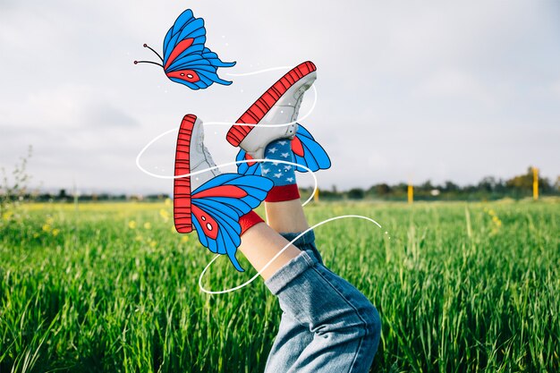 Belles chaussures de sport avec des papillons dessinés à la main