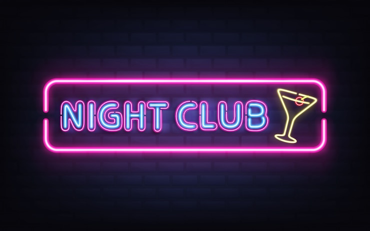 Vecteur gratuit boîte de nuit, bar à cocktails lumineux néon rétro enseigne réaliste vecteur avec lettres de lumière bleues fluorescentes rougeoyantes, verre à cocktail jaune avec cadre olive, violet, rose sur illustration de mur de briques sombres
