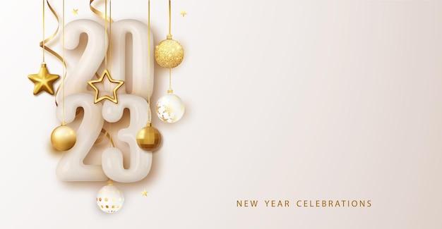 Vecteur gratuit bonne année 2023 numéro brillant design festif avec des boules de décorations de noël streamer et guirlandes