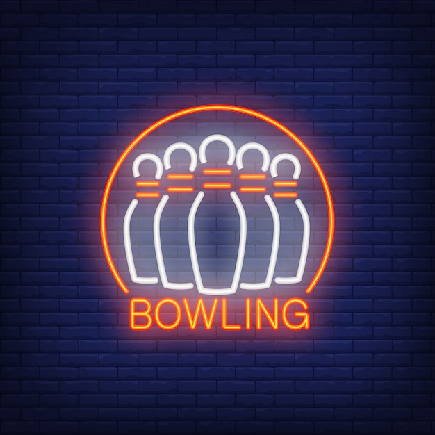 Vecteur gratuit bowling enseigne au néon avec des quilles et cadre rond. publicité lumineuse de nuit.