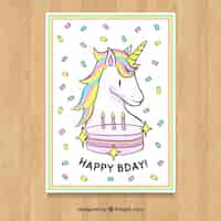 Vecteur gratuit carte d'anniversaire avec une licorne et un gâteau