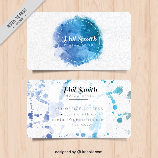 Vecteur gratuit carte d'entreprise avec des taches bleues d'aquarelle