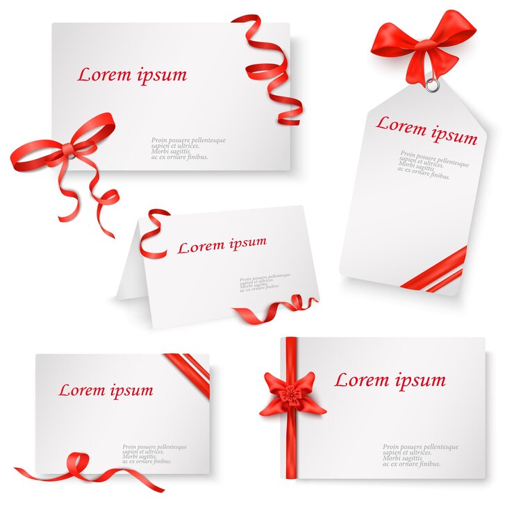 Vecteur gratuit cartes-cadeaux ou de présentation avec des rubans rouges et des arcs ensemble réaliste illustration vectorielle isolée