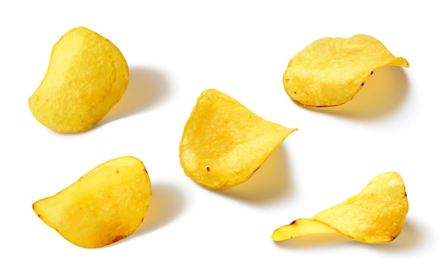 Des chips de pommes de terre isolées sur un fond blanc