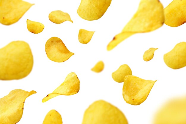 Des chips de pommes de terre volant sur un fond blanc