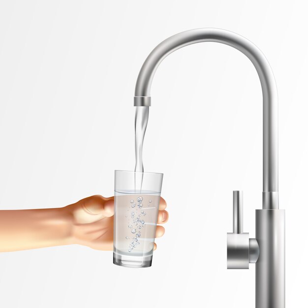 Composition réaliste du robinet avec des images de l'eau courante du robinet métallique dans le verre tenu par la main de l'homme