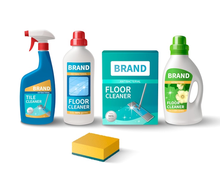Vecteur gratuit composition réaliste de produits de nettoyage ménagers avec des contenants de détergent et illustration vectorielle éponge