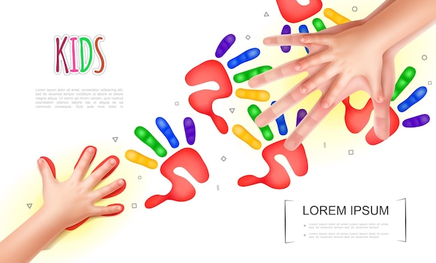 Vecteur gratuit concept de mains d'enfants légers avec des mains réalistes de mère et de bébé et des empreintes de mains colorées pour enfants