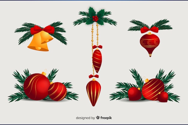 Vecteur gratuit décoration de noël plate avec des boules de noël et des feuilles de pin