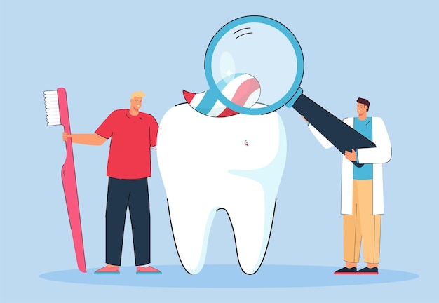 Dentiste minuscule regardant la dent à travers une loupe. Médecin donnant des conseils sur le brossage des dents à l'illustration vectorielle à plat du patient. Concept de dentisterie pour la bannière, la conception de sites Web ou la page Web de destination