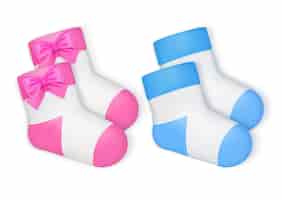 Vecteur gratuit deux paires de chaussettes bébé pour fille et garçon concept réaliste isolé sur illustration vectorielle fond blanc isolé