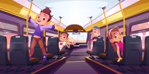 Enfants heureux dans le bus scolaire à l'intérieur