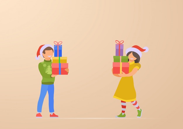 Vecteur gratuit enfants heureux fils et fille avec des cadeaux de noël en mains illustration