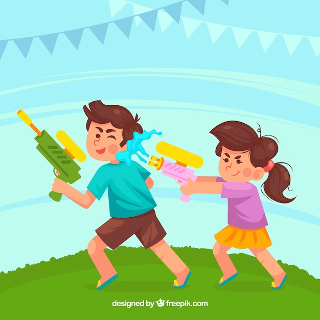 Enfants jouant dans le jardin avec des pistolets à eau