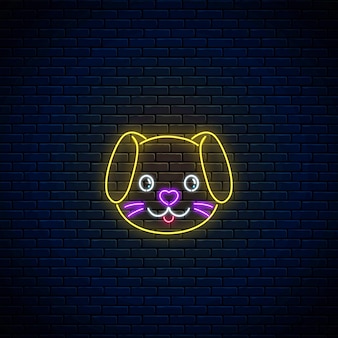 Enseigne au néon lumineux de chien mignon dans un style kawaii sur fond de mur de briques sombres. dessin animé joyeux chiot souriant dans un style néon. illustration vectorielle.