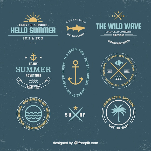 Vecteur gratuit ensemble de badges d'été avec des éléments de la plage dans un style dessiné à la main