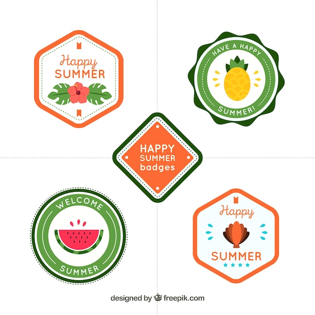 Vecteur gratuit ensemble de badges d'été avec des éléments de la plage dans un style dessiné à la main