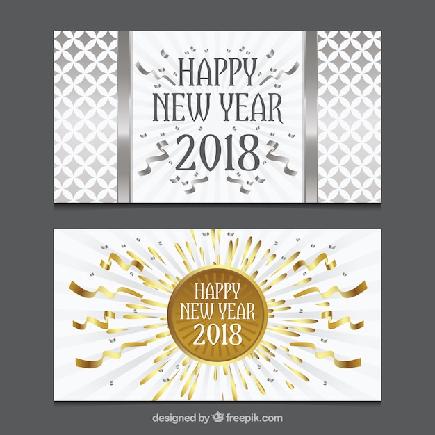 Vecteur gratuit ensemble de deux cartes de voeux de nouvel an en or et argent