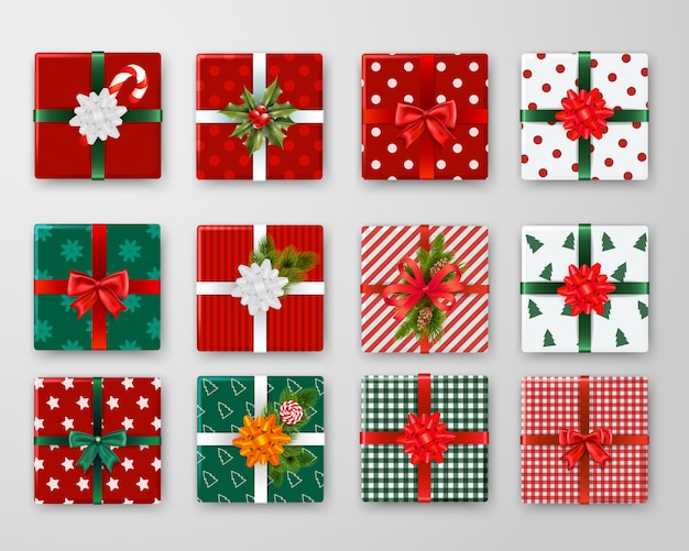 Vecteur gratuit ensemble réaliste de coffrets cadeaux de noël enveloppés avec des rubans colorés et des arcs isolés