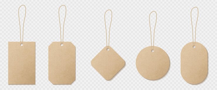 Vecteur gratuit ensemble réaliste d'étiquettes en papier kraft sur ficelle
