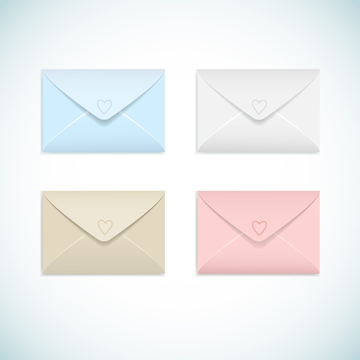 Vecteur gratuit enveloppes fermées plates de couleurs pastel avec jeu de coeurs