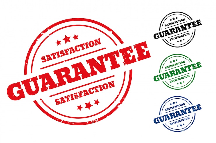 Vecteur gratuit étiquette de tampon en caoutchouc de garantie de satisfaction lot de quatre