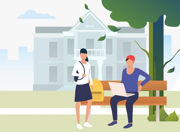 Étudiants qui étudient et discutent dans le parc du campus
