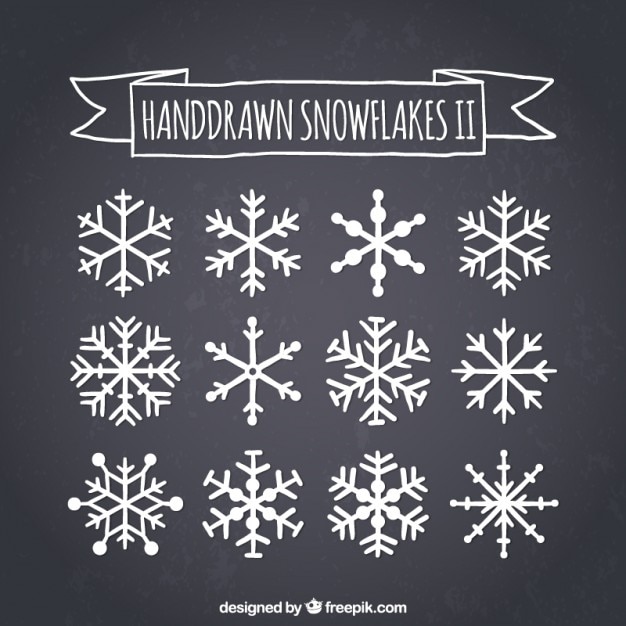 Vecteur gratuit flocons de neige dessinés à la main sur tableau noir