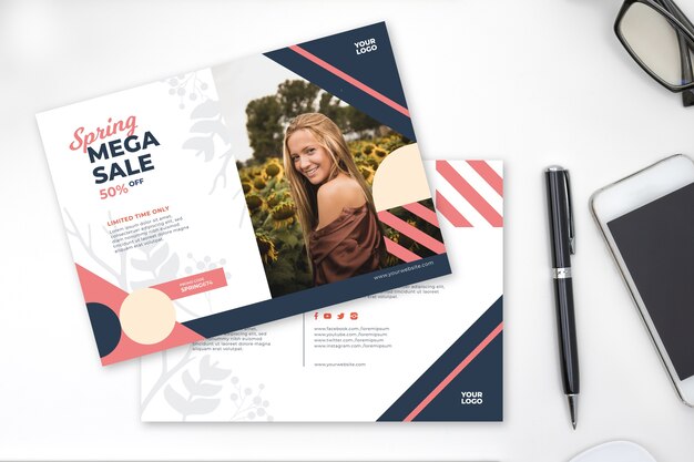 Flyer de vente de printemps sur maquette de bureau blanc