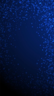 Fond de noël d'étoiles magiques. flocons de neige volants subtils et étoiles sur fond bleu foncé. modèle de superposition de flocon de neige argenté d'hiver réel. illustration verticale extatique.