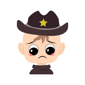 Garçon avec des pleurs et des larmes émotion visage triste yeux dépressifs en chapeau de shérif avec tête d'étoile jaune de c...
