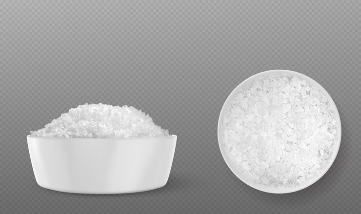 Vecteur gratuit grain de cristal de sel ou de sucre blanc dans un bol en céramique