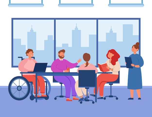 Groupe de gens de bureau ayant une conversation à table en réunion