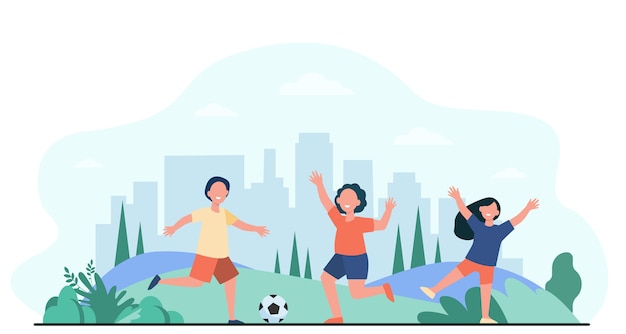 Vecteur gratuit heureux enfants actifs jouant au football en plein air illustration vectorielle plane. personnages de dessin animé enfant en cours d'exécution avec un ballon de football. concept de jeu et aire de jeux de sport