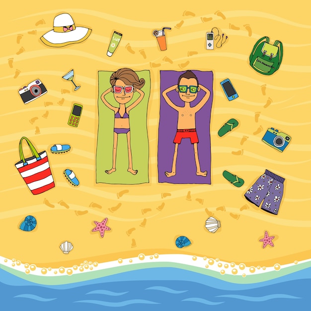 Vecteur gratuit illustration de vecteur de dessin animé d'en haut d'un couple allongé sur leurs serviettes sur le sable doré en train de bronzer sur une plage tropicale au bord de l'eau entouré de diverses icônes de vacances