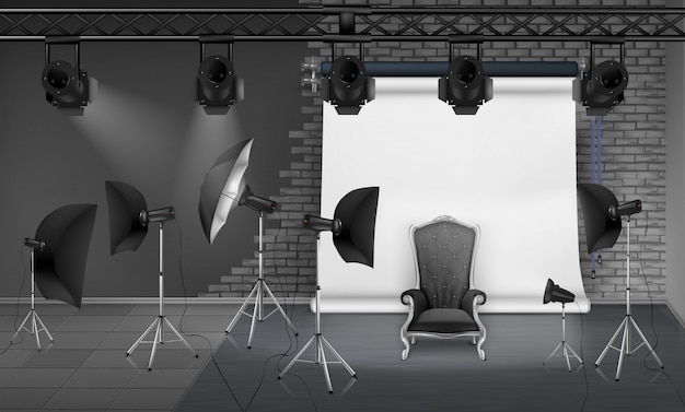 Vecteur gratuit intérieur de studio photo avec fauteuil vide, mur en brique grise, écran de projecteur blanc, projecteur
