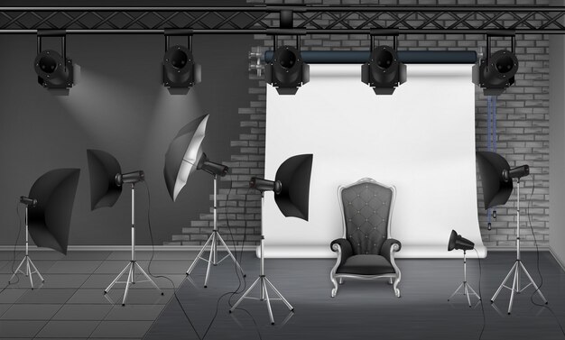 intérieur de studio photo avec fauteuil vide, mur en brique grise, écran de projecteur blanc, projecteur