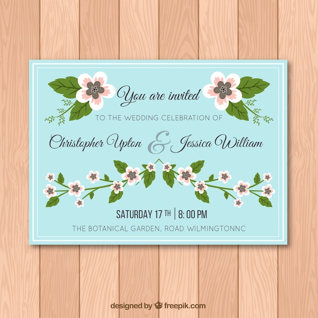 Vecteur gratuit invitation bleue de mariage avec décoration florale