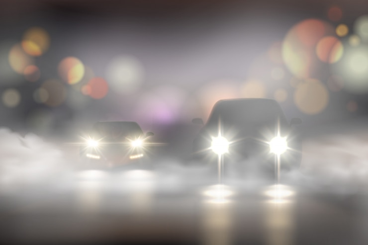 Vecteur gratuit lumières de voiture réalistes dans la composition de brouillard avec deux voitures sur la route et la texture de bokeh illustration