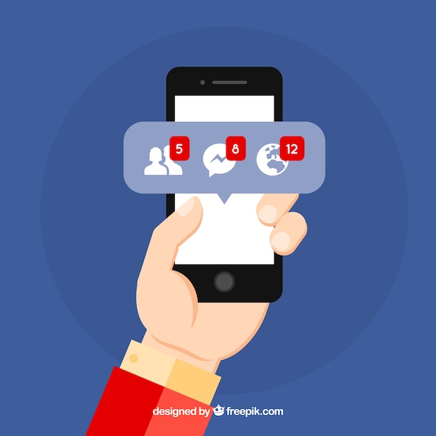 Main tenant le téléphone avec des notifications facebook