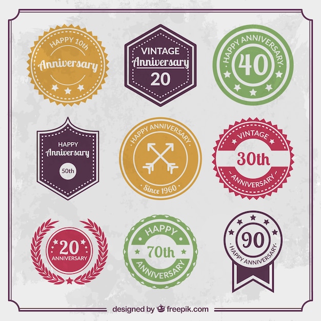 Vecteur gratuit mignon heureux vintage pack badges d'anniversaire