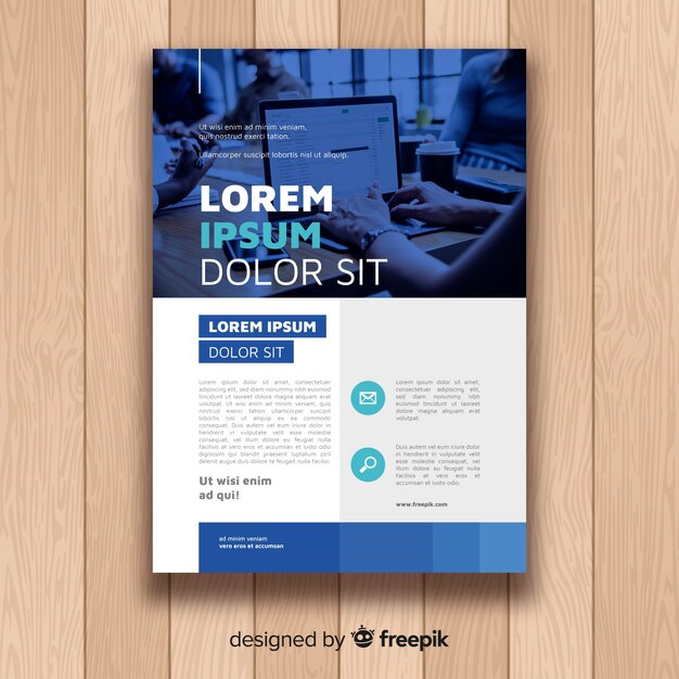 Modèle de flyer d&#39;entreprise moderne avec un design abstrait