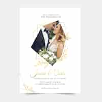 Vecteur gratuit modèle d'invitation de mariage avec couple marié