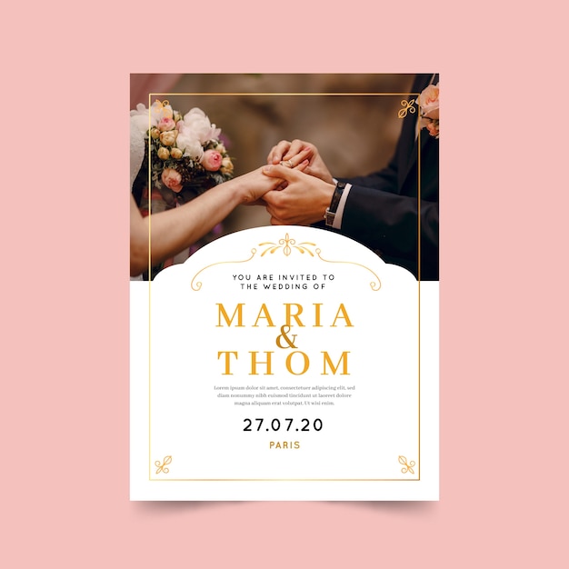 Vecteur gratuit modèle d'invitation de mariage magnifique avec photo et cadre doré