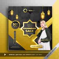 Vecteur gratuit modèle de promotion de bannière de vente de luxe ramadan d'or carré