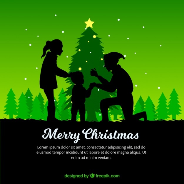 Vecteur gratuit noël fond vert avec arbre de noël et de silhouettes de la famille