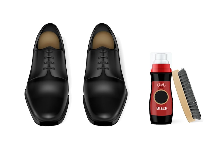 Vecteur gratuit paire noire de chaussures pour hommes en cuir brillant avec cirage à chaussures et brosse illustration vectorielle de composition réaliste