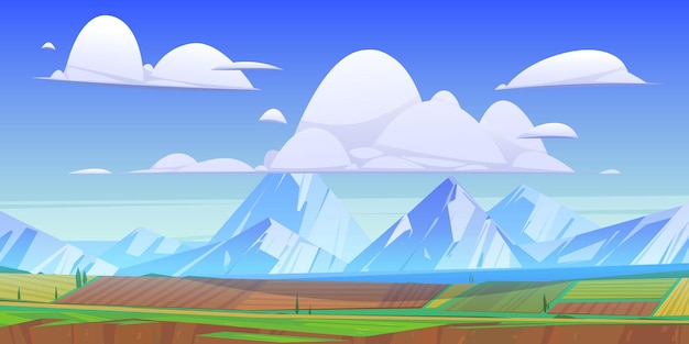 Paysage de montagne avec prairies et champs verdoyants. Illustration de dessin animé de vecteur de pics de neige avec nuages, campagne avec terres agricoles, route et lac. Paysage rural dans la vallée de la montagne